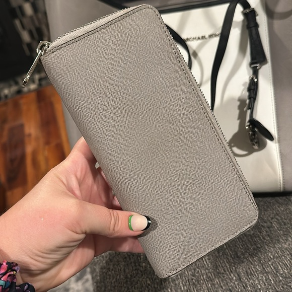 Michael Kors Jet Set Large Shoulder Tote - Picture 10 of 10